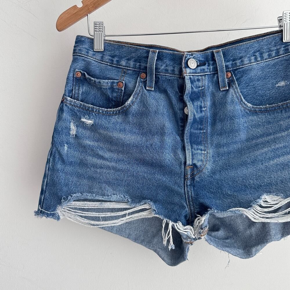 Levi's 501 denim jean shorts distressed - Picture 4 of 12